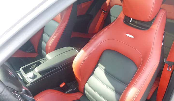 Cámara de marcha atrás, sensores delanteros y traseros, Rines de 18" Run-Flat, techo panorámico, asientos Designo Bi-color, sistema de alumbrado inteligente ILS, sonido Harman Kardon, Keyless-GO.