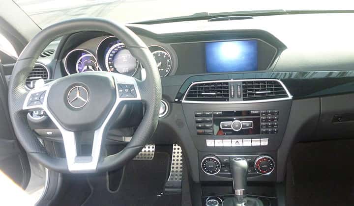 Cámara de marcha atrás, sensores delanteros y traseros, Rines de 18" Run-Flat, techo panorámico, asientos Designo Bi-color, sistema de alumbrado inteligente ILS, sonido Harman Kardon, Keyless-GO.
